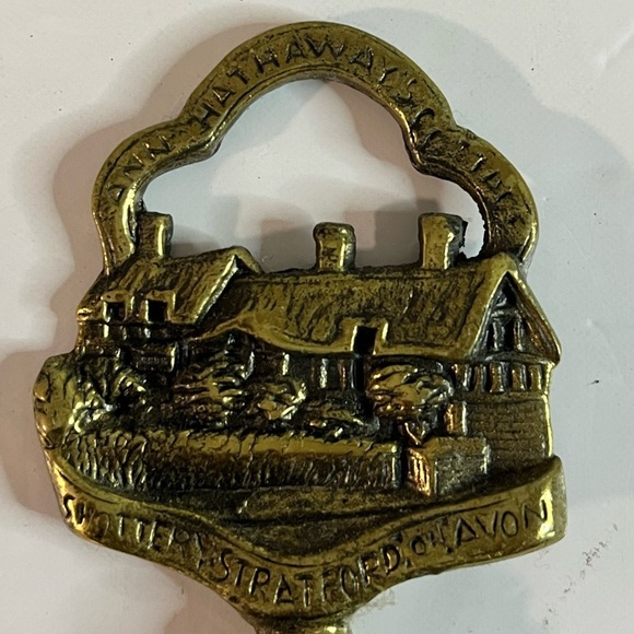 Vintage Anne Hathaway’s Cottage Bottle Opener – Stratford-upon-Avon Souvenir - Picture 2 of 6